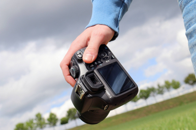 Dłoń trzymająca aparat fotograficzny